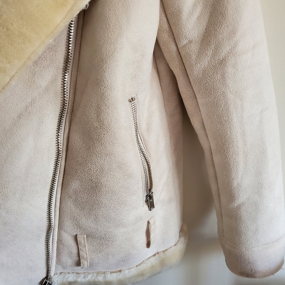 Size M fuax fur cream color jacket - Picture 3 of 8
